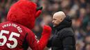 Maskot Manchester United, Fredie The Red menyapa pelatih Erik ten Hag sebelum dimulainya laga pekan ke-28 Premier League 2023/2024 menghadapi Everton di Old Trafford Stadium, Manchester, Sabtu (9/3/2024). (AP Photo/Dave Thompson)
