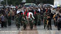 Anggota TNI mengiringi jenazah Menteri Pendayagunaan Aparatur Negara dan Reformasi Birokrasi (Menpan RB) Tjahjo Kumolo menuju lokasi pemakaman di Taman Makam Pahlawan Nasional, Kalibata, Jakarta, Jumat (1/7/2022). Menpan RB Tjahjo Kumolo meninggal dunia pada Jumat (1/7) sekitar pukul 11.10 WIB. (Liputan6.com/Helmi Fithriansyah)
