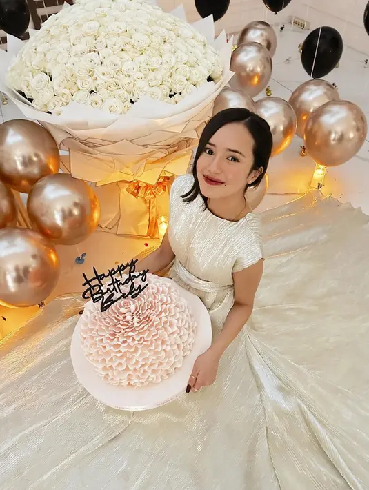 Penampilannya disempurnakan dengan pulasan makeup flawless dengan lipstik warna bold maroon.  [@bebytsabina]