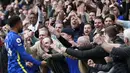 Bek Chelsea, Reece James  berselebrasi usai mencetak gol ke gawang Norwich City pada pertandingan lanjutan Liga Inggris di Stadion Stamford Bridge di London, Sabtu (23/10/2021). Kemenangan ini membuat Chelsea nyaman di puncak klasemen dengan 22 poin dari 9 laga. (AP Photo/Ian Walton)