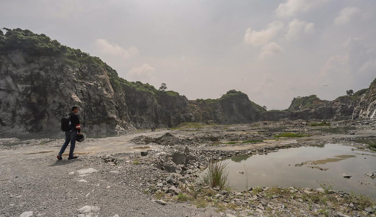 Untuk diketahui, kebijakan Gubernur Jawa Barat Dedi Mulyadi terkait pembekuan sementara seluruh kegiatan pertambangan di wilayah Parung Panjang, Cigudeg, dan Rumpin di Kabupaten Bogor bertujuan untuk menegakkan kepatuhan terhadap regulasi yang berlaku di sektor pertambangan. (merdeka.com/Arie Basuki)