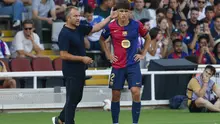 Pelatih Barcelona, Hansi Flick saat memberikan instruksi dari pinggir lapangan bersama pemainnya Pau Cubarsi. (AP Photo/Joan Monfort)