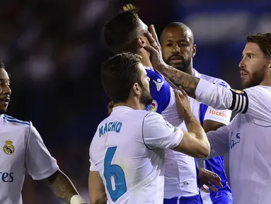 Kapten Real Madrid, Sergio Ramos, mendorong bek Deportivo La Coruna, Fabian Schar, pada laga La Liga di Stadion Riazor, Senin (21/8/2017). Real Madrid menang 3-0 atas Deportivo La Coruna. (AFP/Miguel Riopa)