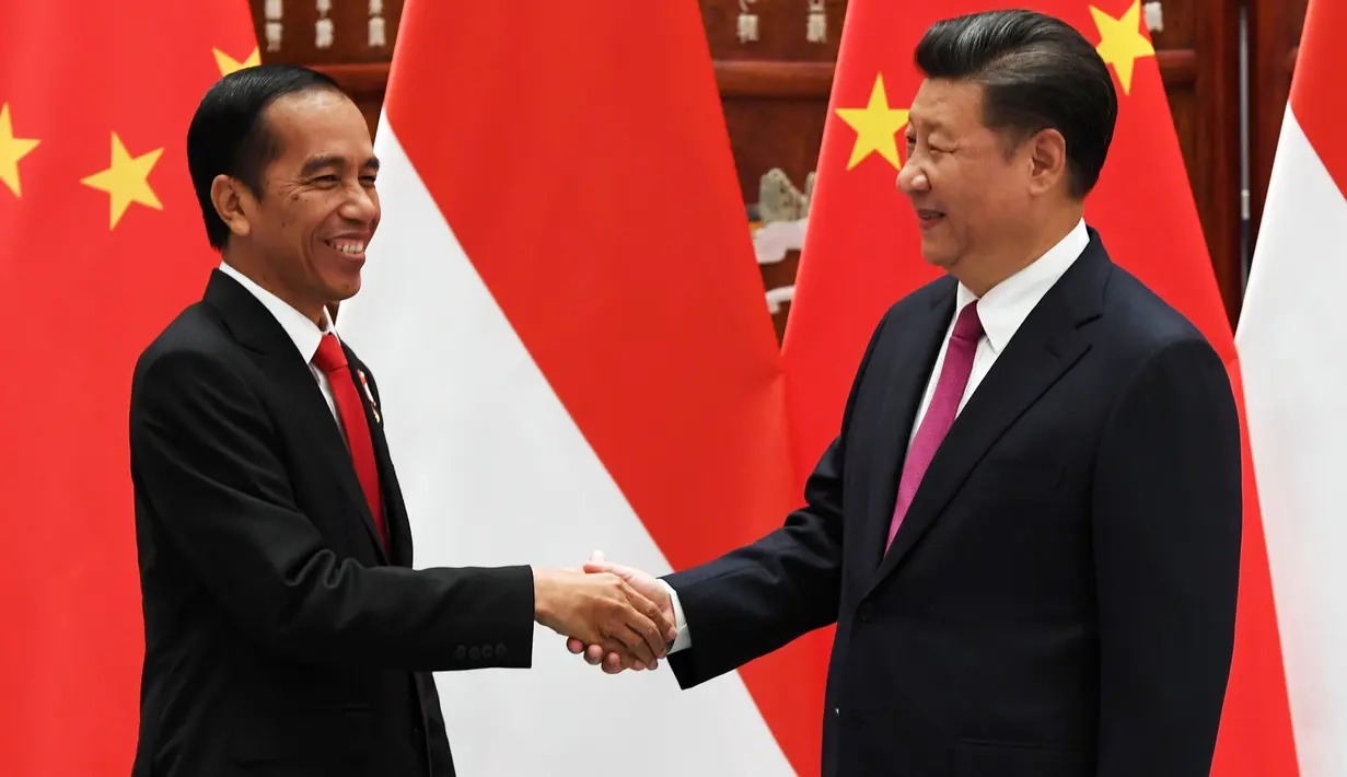 Presiden Tiongkok Xi Jin-ping (kanan) menyambut kedatangan Presiden RI Joko Widodo di Hangzhou, Tiongkok, Jumat (2/9). Kunjungan Jokowi untuk menghadiri KTT G20. (REUTERS / Minoru Iwasaki)