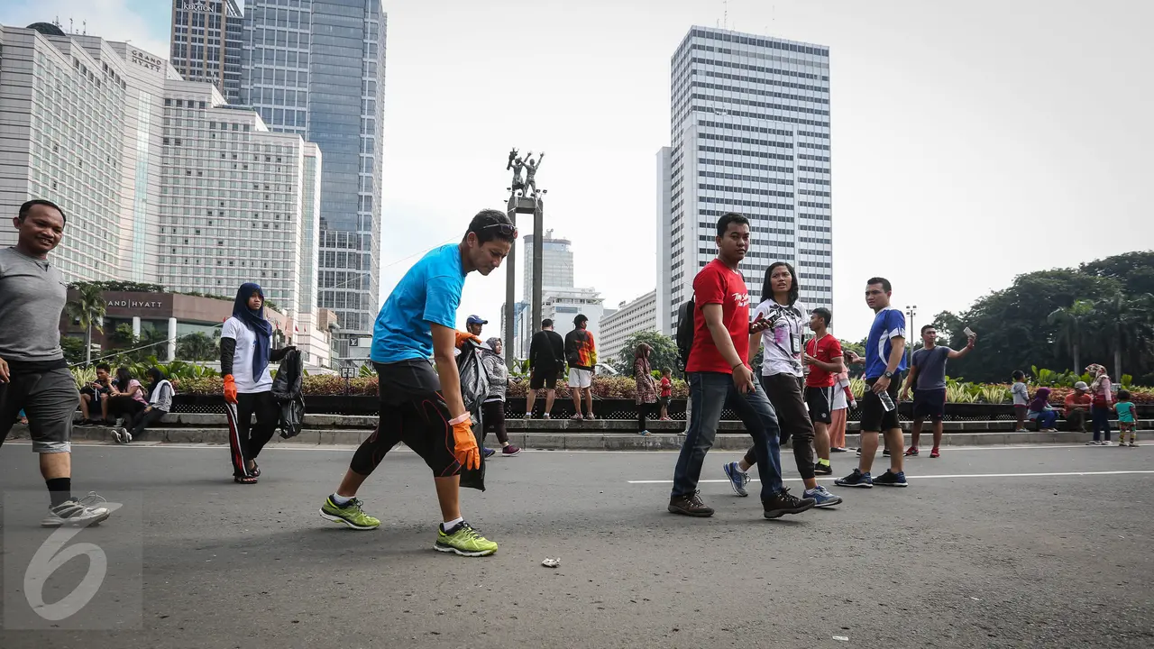20160327-Tampil Sporty. Sandiaga Uno Bersihkan Sampah di Bundaran HI