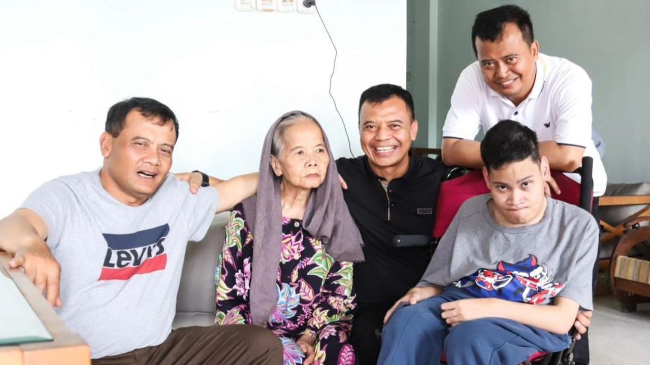 Tak sendirian, datang pula dua saudaranya perwira polisi yaitu Irjen Pol Ahmad Lutfi dan AKBP Sinwan.