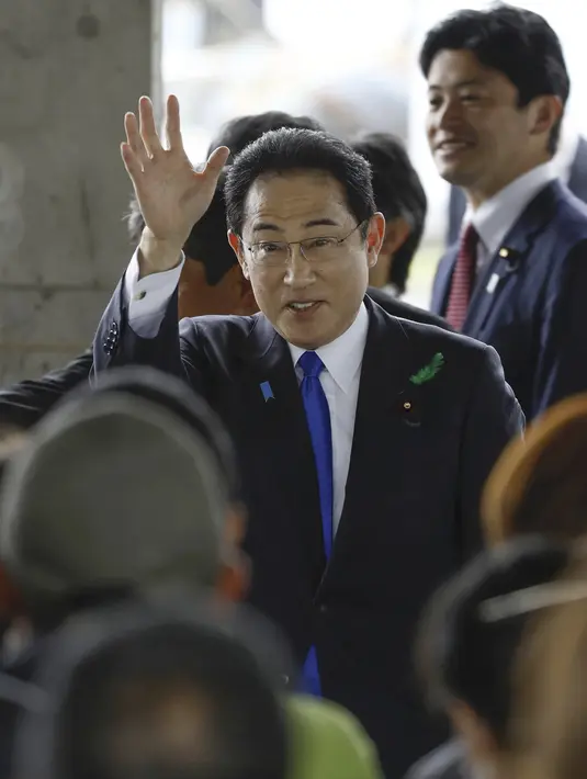 Perdana Menteri Jepang Fumio Kishida dievakuasi tanpa cedera setelah sebuah ledakan di sebuah pelabuhan di bagian barat Jepang pada hari Sabtu, televisi NHK melaporkan, dan seorang tersangka telah ditangkap karena diduga melemparkan bahan peledak tersebut. (Kyodo News via AP)