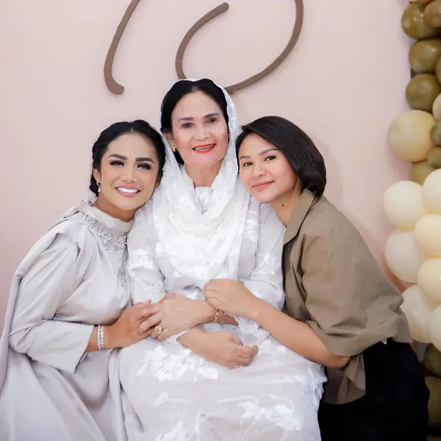 7 Potret Ultah Ibunda Kris Dayanti ke 73, Meriah Bersama Para Seleb