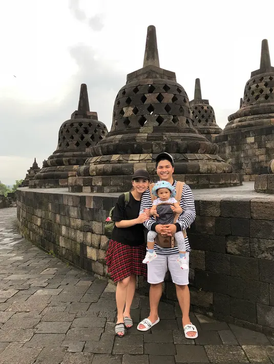 Melihat putrinya yang masih kecil,  apalagi mood yang berubah-rubah, Chelsea dan suami tak mau membebani putrinya dengan pekerjaan. (Instagram/chelseaoliviaa)