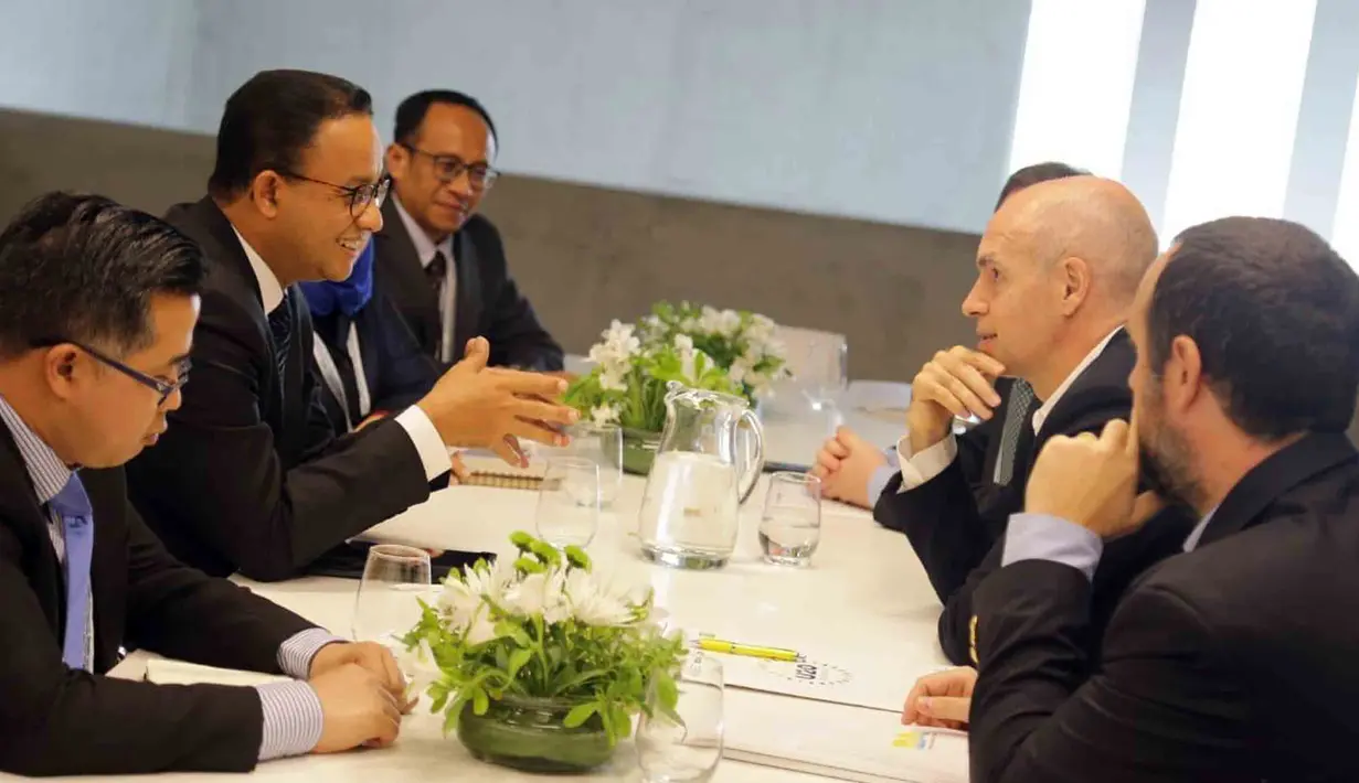 Gubernur DKI Jakarta Anies Baswedan melakukan pertemuan bilateral dengan Mark Watts, Executive Director of C40 Cities Climate Leadership Group di sela acara Urban 20 (U20) Global Summit di Buenos Aires, Argentina. (Liputan6.com/Pool/Pemprov DKI Jakarta)