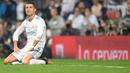 Striker Real Madrid, Cristiano Ronaldo, tampak kecewa usai gagal menjebol gawang Real Betis pada laga La Liga Spanyol di Stadion Santiago Bernabeu, Rabu (20/9/2017). Real Madrid kalah 0-1 dari Real Betis. (AFP/Gabriel Bouys)