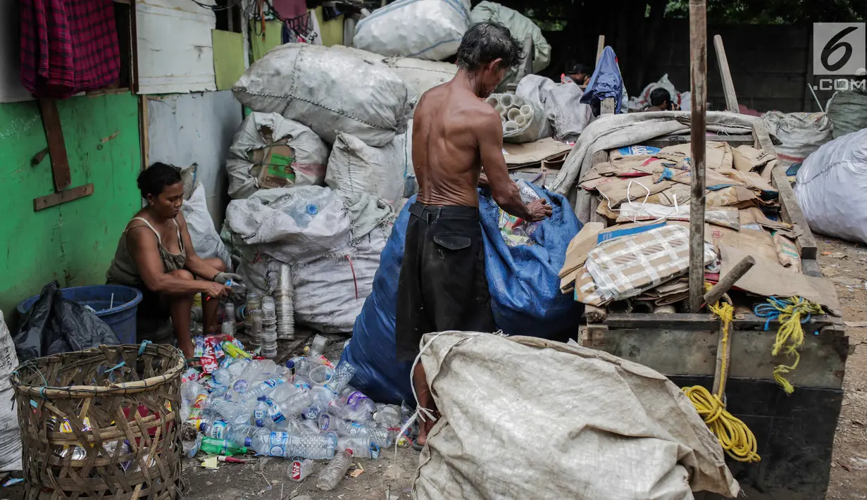 Warga memilah sampah di permukiman liar di kawasan Bypass, Pramuka, Jaktim, Rabu (21/2). Kepala Dinas Citata Benny Agus Chandra menyayangkan pihaknya tak jadi membangun sebab Pemkot Jakarta Timur tak berani menertibkan warga. (Liputan6.com/Faizal Fanani)