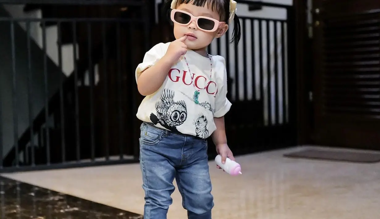 Baru-baru ini, Atta Halilintar mengunggah sisi lain putrinya dengan gaya menggemaskan [@attahalilintar]