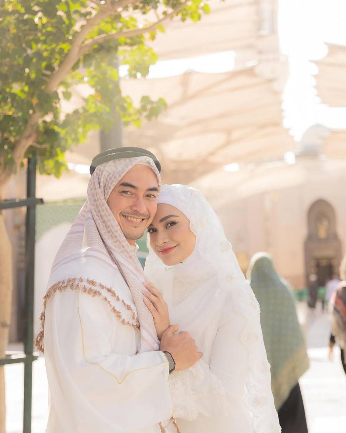 8 Potret Post-wedding Zumi Zola dan Putri Zulkifli Hasan, Mesranya Pengantin Baru di Depan Masjid Nabawi