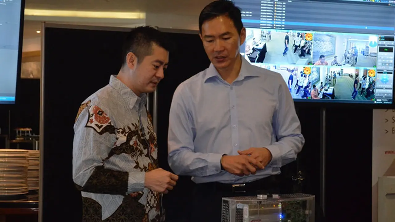 Lie Heng, Direktur Komersial PT Synnex Metrodata Indonesia   bersama Daniel Lee, Managing Director, APAC, Genetec Inc.