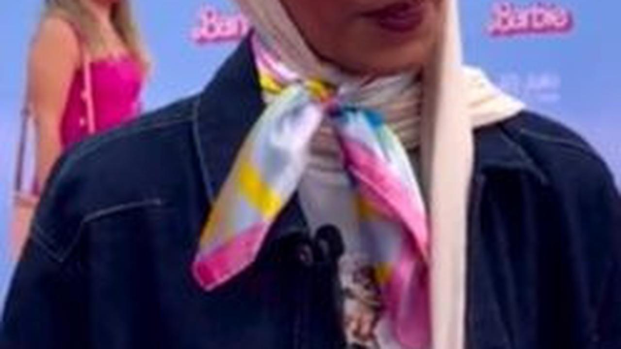 Meski banyak yang menggunakan busana tak biasa, tetap ada orang berpakaian sederhana di premier. Jika kebanyakan orang menampilkan busana serba pink, perempuan berhijab ini mengadopsi gaya Barbie saat mengenakan denim.