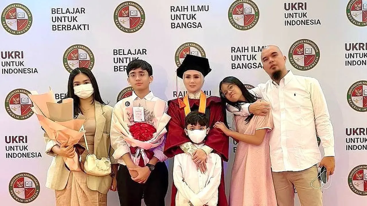 Mulan Jameela bersama keluarga saat hadir di acara wisuda S1 (Foto: Instagram @mulanjameela1)
