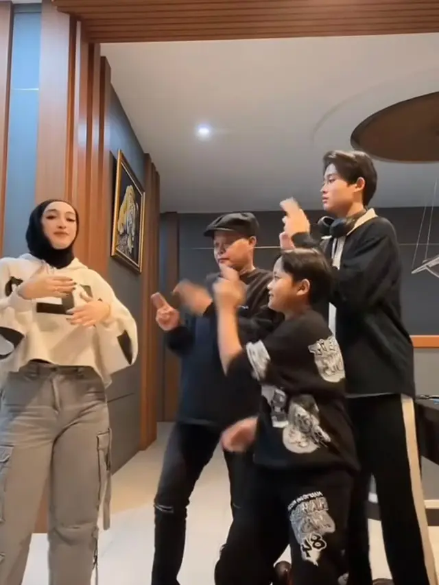 Potret Santyka Fauziah dan Keluarga Sule (TikTok/@santykafauziah)