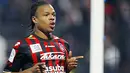 Gaya khas selebrasi gol striker Nice Loic Remy ke gawang Toulouse dalam lanjutan Ligue 1 di Ray Stadium, Nice, 22 November 2009. AFP PHOTO / VALERY HACHE 