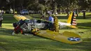 Anggota Los Angeles Fire Department (LAFD) ketika memeriksa lokasi kecelakaan pesawat yang dialami Harrison Ford  jatuh di lapangan golf dekat Santa Monica Airport, Los Angeles, California, Amerika Serikat, 5 Maret 2015. (Bintang/EPA)