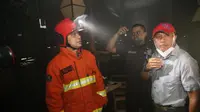 Eri Cahyadi saat memantau pemadaman kebakaran di Tunjungan Plaza Surabaya. (Dian Kurniawan/Liputan6.com).
