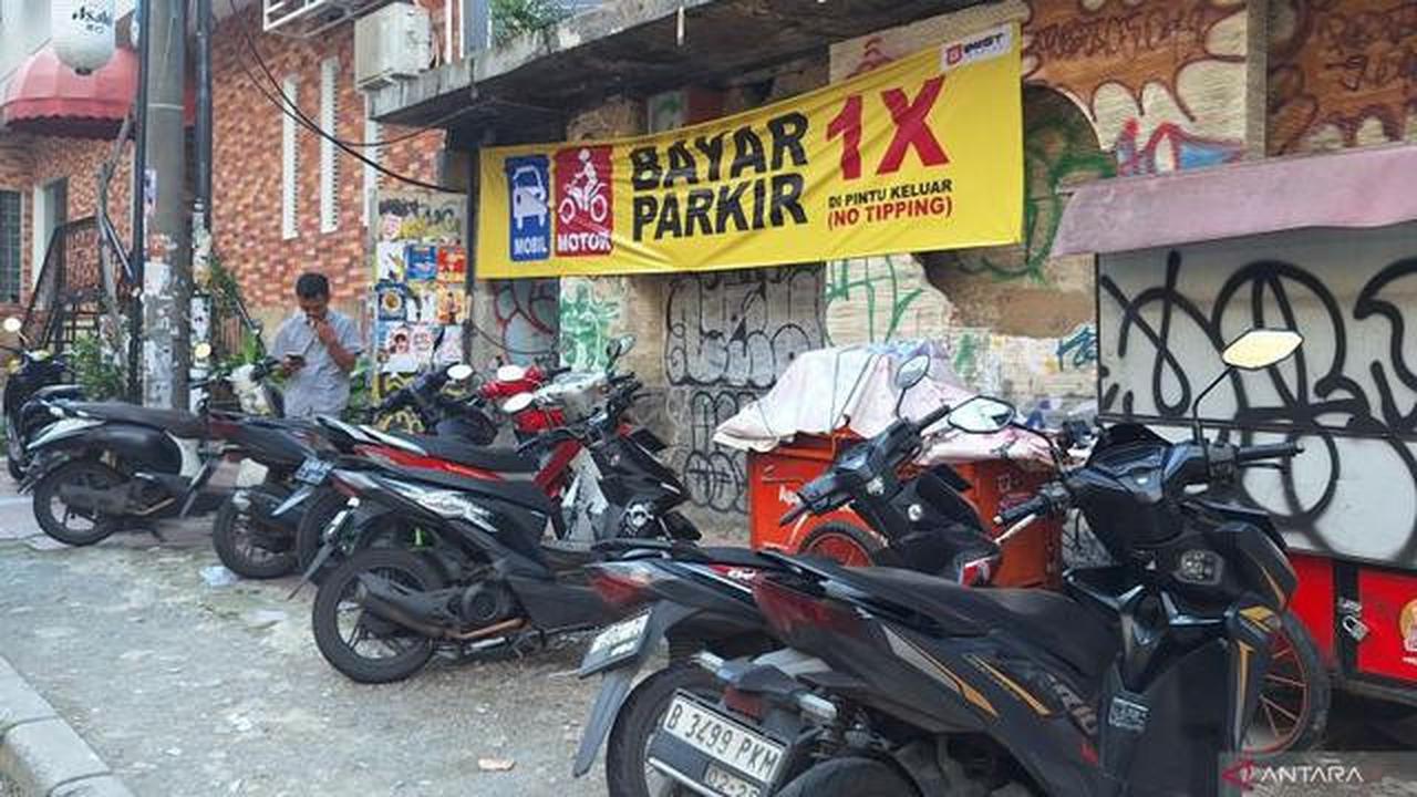 Dishub Pasang Spanduk Besar Bertuliskan 'Bayar Parkir 1 X' di Blok M Square Buntut Protes Warga Banyak Parkir Liar