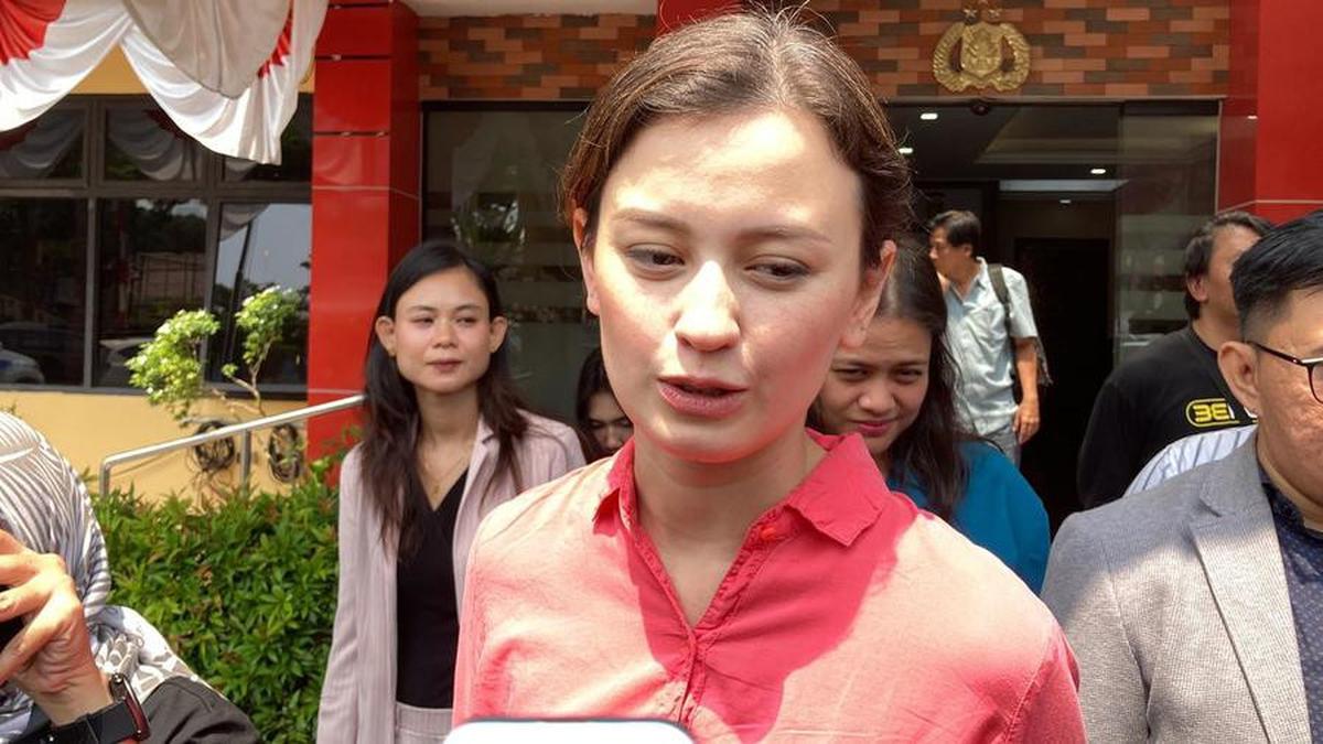 "Ingat gak sih pas aku ngomongin aku masukin gugatan kayaknya Rp 5.000 aja, itu tuh pemikiran aku adalah okeh nafkah iddah, mut'ah apa segala macam," sambungnya.