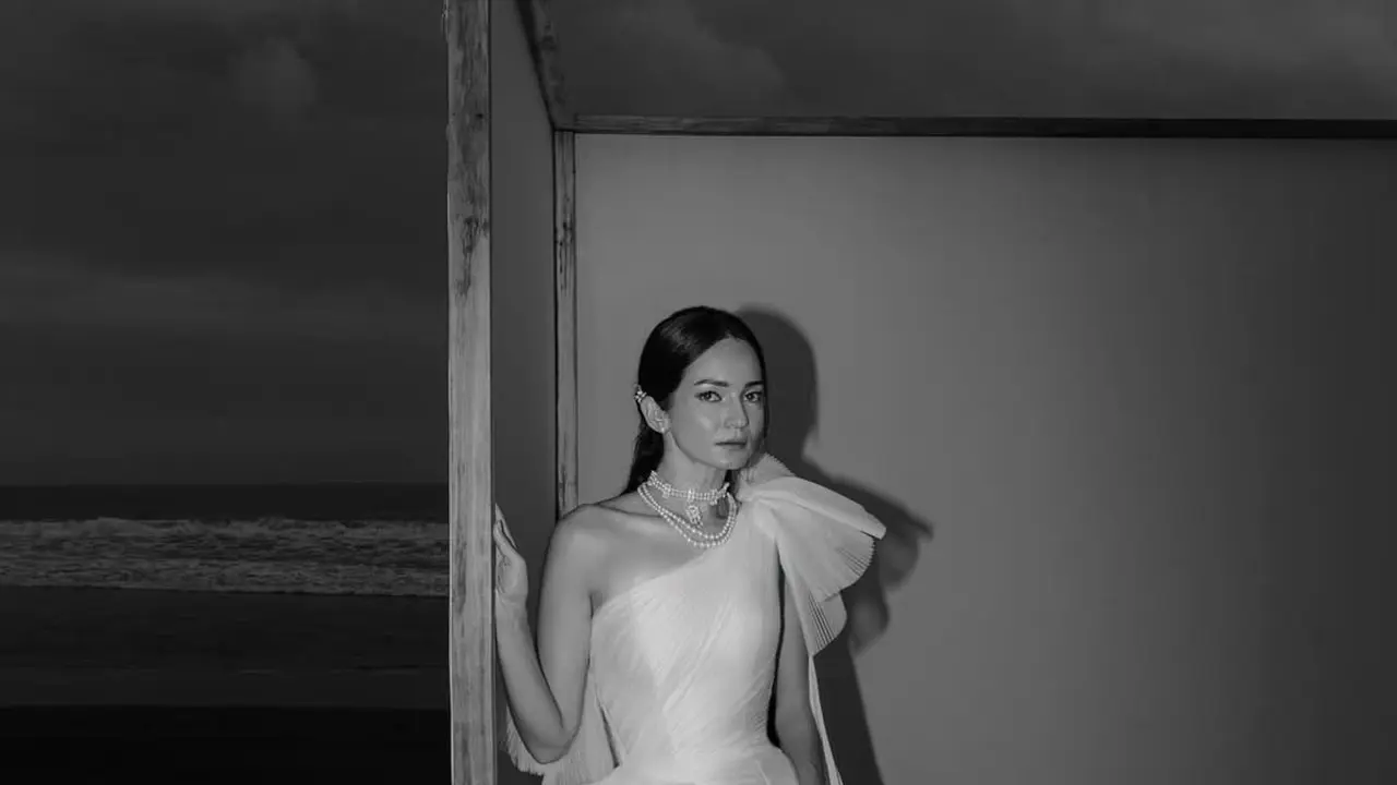 Pesona Enzy Storia dalam Balutan Gaun Pengantin Hian Tjen di Pinggir Pantai Bali