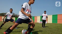 Pelatih Tim Nasional U23 Indra Sjafri (kanan) melatih siswa sekolah sepakbola (SSB) pada kegiatan AIA Sepakbola Untuk Negeri di Stadion Mini Pancing, Medan, Sumatera Utara, Selasa (7/1/2020). AIA juga memberikan 500 bola kepada SSB di Sumatera Utara agar tetap giat berlatih. (Liputan6.com/HO/Ady)