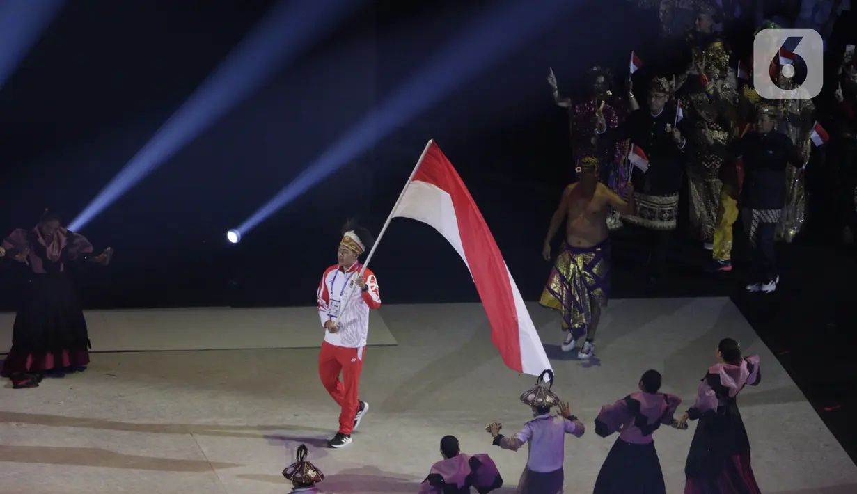 Pakaian adat membuka jalan kontingen Indonesia saat upacara pembukaan SEA Games 2019 di Philipine Arena Bulacan, Manila, Sabtu (30/11/2019). Pesta olahraga se-Asia Tenggara ini akan berlangsung hingga 11 Desember. (Bola.com/M Iqbal Ichsan)