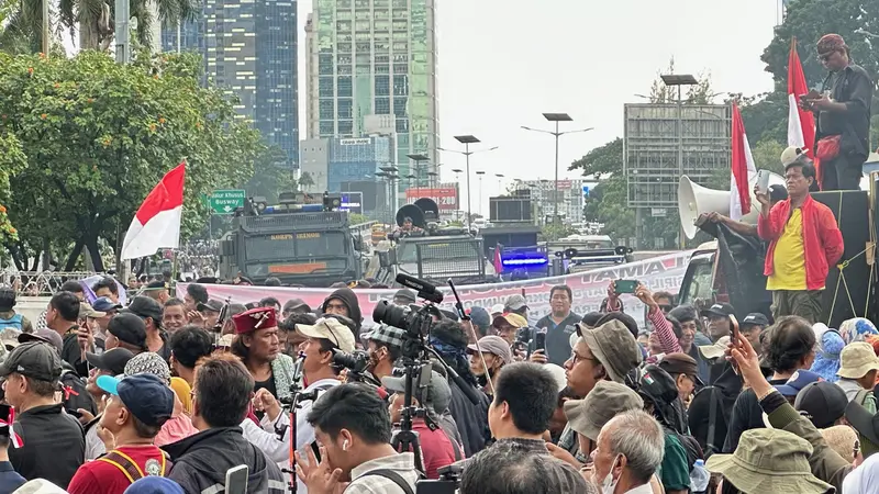 Muncul Massa Tandingan, Demo Hak Angket di Depan DPR Diwarnai Saling Lempar Botol