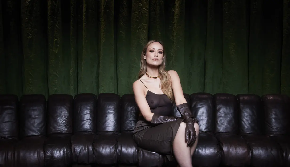 Transparansi menjadi ciri khas Saint Laurent, kali ini didefinisikan ulang, meminimalisir jarak di antara pakaian dan kulit, menyatukan keduanya secara efektif seperti kabut. [Foto: Document/Saint Laurent]