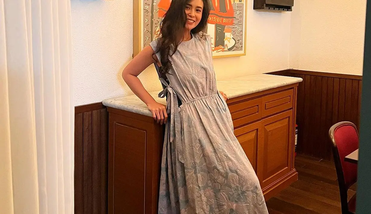 Mengenakan dress dengan detail unik akan membuat penampilan Anda nampak berbeda. [Foto: Instagram/ayushita]