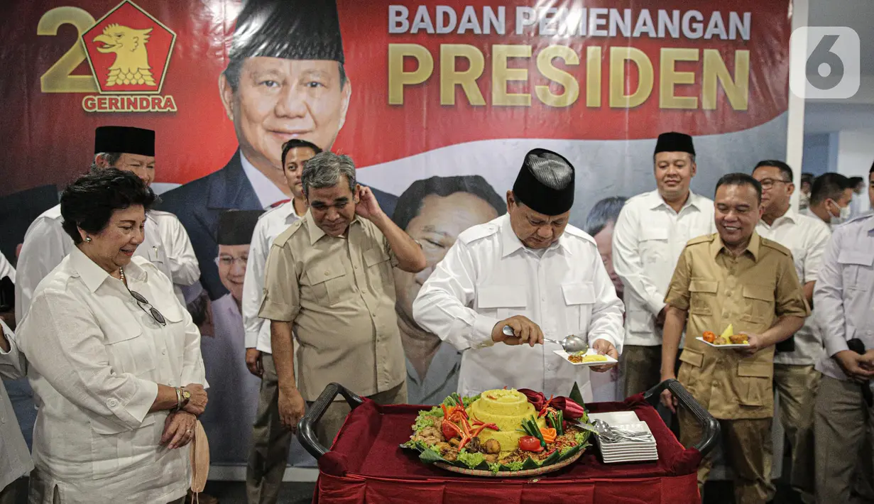 Ketua Umum Partai Gerindra Prabowo Subianto mengambil tumpeng saat meresmikan Kantor Badan Pemenangan Presiden Partai Gerindra di Jalan Letjen S Parman, Jakarta, Sabtu (7/1/2023). Prabowo menyatakan, kader-kader Gerindra harus menyiapkan rencana untuk turun ke akar rumput guna menyerap harapan dan mempelajari kesulitan yang dialami rakyat. (Liputan6.com/Faizal Fanani)