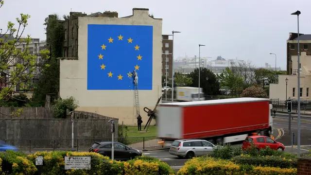 20170508-Runtuhnya Bintang Uni Eropa di Tangan Banksy-AP