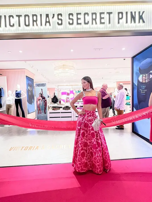 Clutch silver yang dibawa Nia Ramadhani bikin tampilannya terlihat mahal [@ramadhaniabakrie]