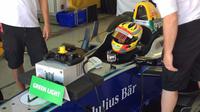 Pebalap Indonesia, Rio Haryanto, sedang bersiap untuk menguji mobil Formula E di Sirkuit Ricardo Tormo, Valencia, Spanyol, Selasa (3/10/2017). (Bola.com/Twitter/robwattsF1)