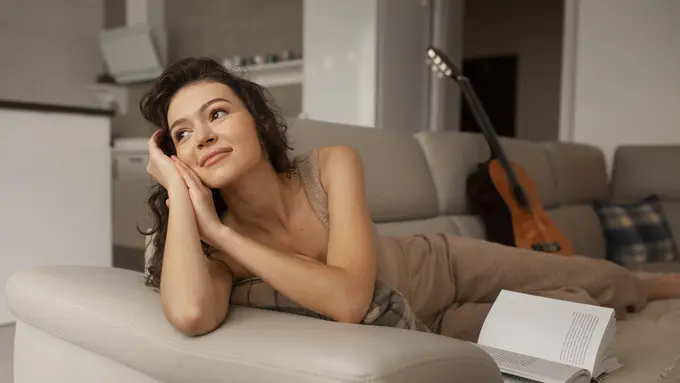 wanita oktober di sofa