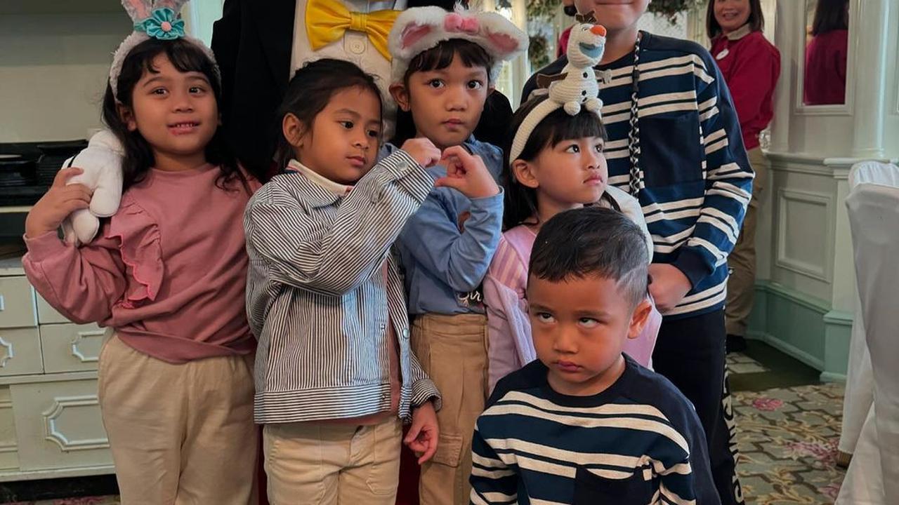 Rayyanza Ulang Tahun di Disneyland, Momen Baju Kembar yang Bikin Netizen Gemas