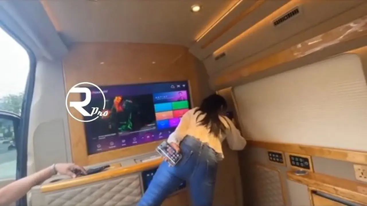 8 Potret Isi Mobil Baru Dewi Persik yang Punya Fasilitas Lengkap Bak