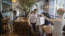 Maneken diposisikan di meja restoran Bagolina sebagai protes atas lockdown di Pristina, Jumat (9/4/2021). Restoran di ibu kota Kosovo mengisi mejanya dengan maneken sebagai simbol protes keputusan pemerintah yang menutup restoran selama dua minggu akibat lonjakan kasus COVID-19. (AP/Visar Kryeziu)