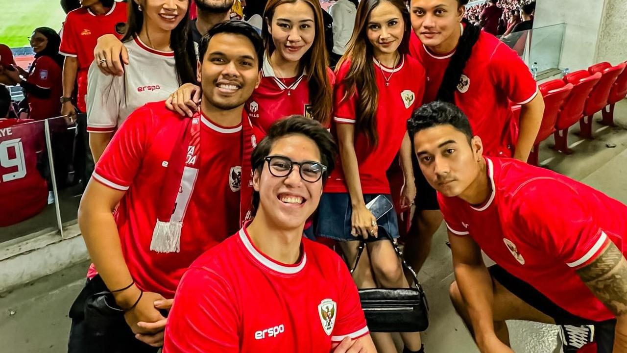 Potret Keseruan Aaliyah Massaid dan Mahalini saat Nonton Laga Timnas Indonesia vs Australia di Stadion GBK