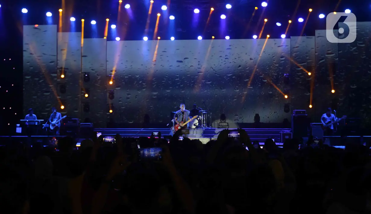Grup band The Rain tampil pada pembukaan Jakarta Fair 2022 atau Pekan Raya Jakarta 2022 di Jakarta International Expo (JIExpo), Kemayoran, Jakarta, Kamis (9/6/2022). Jakarta Fair 2022 berlangsung pada 9 Juni hingga 17 Juli 2022. (Liputan6.com/Herman Zakharia)