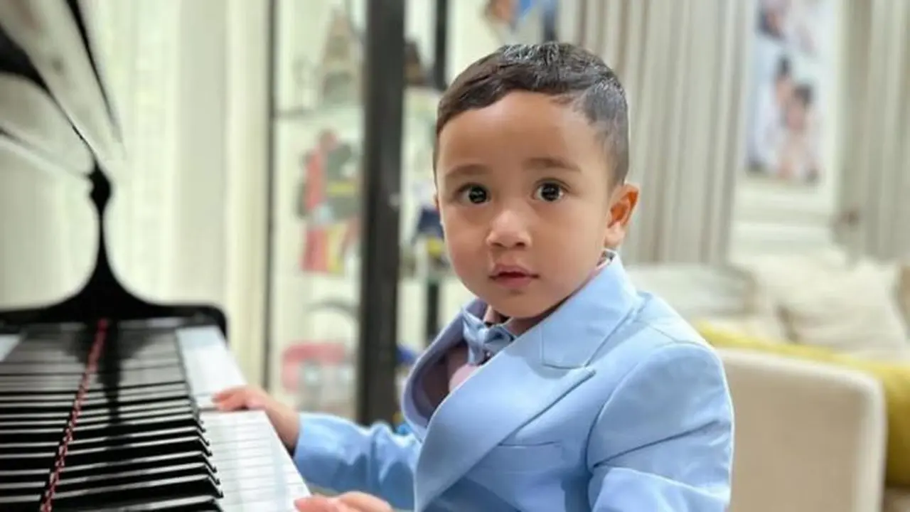Transformasi Gaya Rayyanza Main Piano, Dulu Masih Pakai Popok Kini Elegan Pakai Jas (credit: https://www.instagram.com/newsrans/).