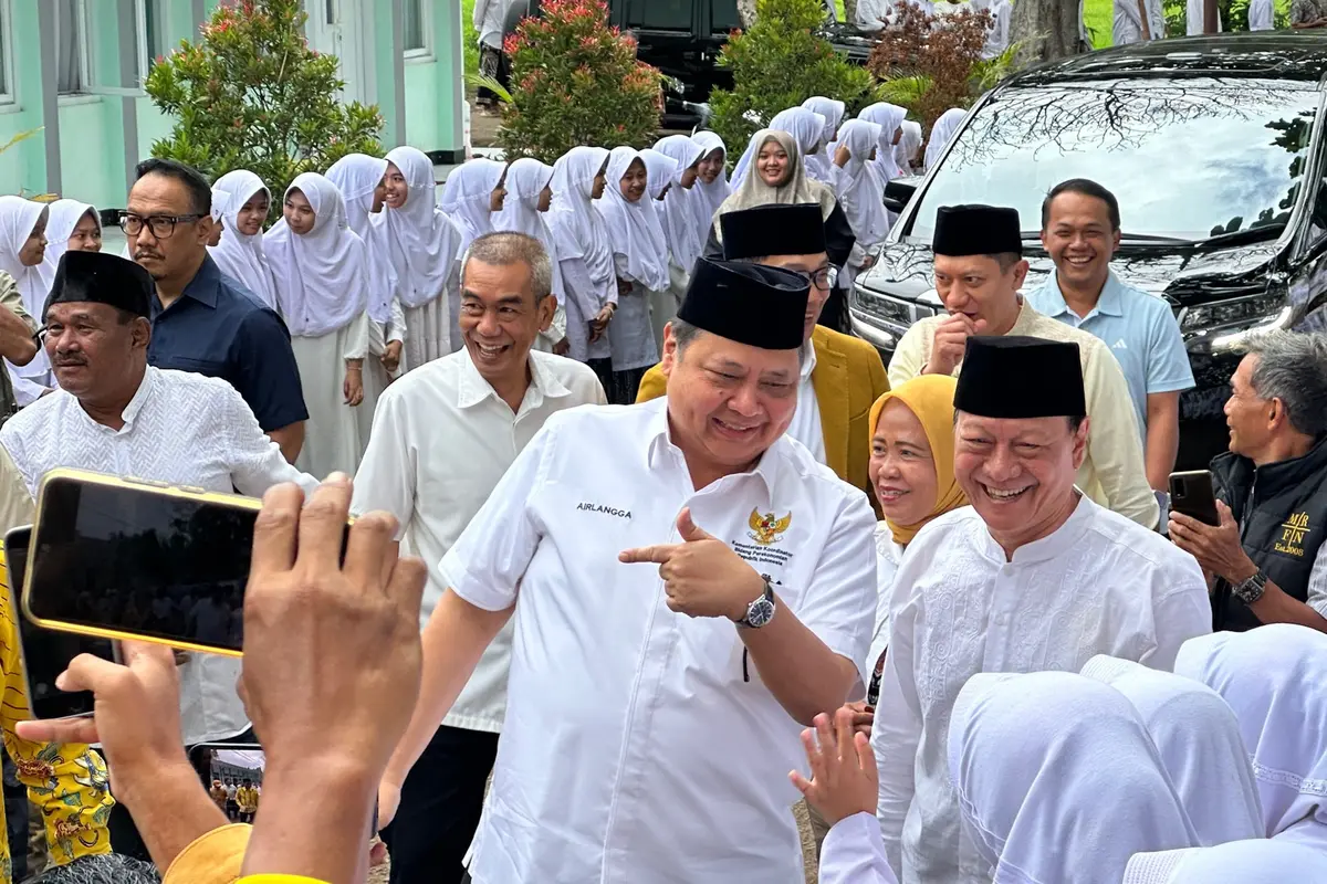 Ketua Umum (Ketum) Partai Golkar Airlangga Hartarto mengunjungi Pondok Pesantren (Ponpes) Al Falah Nagreg, Bandung, Jawa Barat.