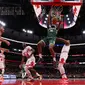 Pebasket Indonesia Marques Bolden melakukan dunk di pramusim NBA  (AFP)