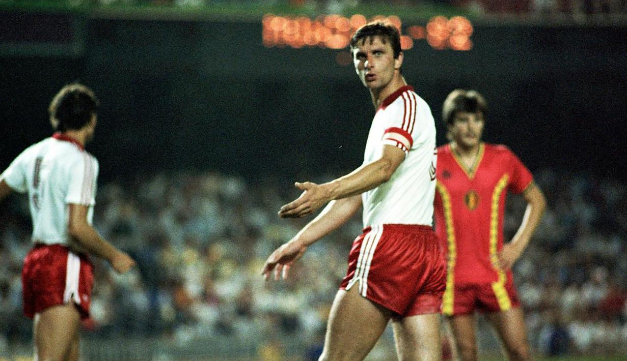 Wladyslaw Zmuda. Bek tengah Polandia yang kini berusia 67 tahun dan telah pensiun pada Juli 1987 ini mengoleksi 21 Caps dalam 4 edisi Piala Dunia, 1974 hingga 1986. Tanpa sebuah gol pun, prestasi terbaiknya adalah dua kali menjadi peringkat ke-3 di edisi 1974 dan 1982. (laczynaspilka.pl)