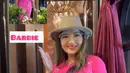 Ashanty tampil ala Barbie Cowboy mengenakan busana serba pink dan topi koboi warna coklatnya. [@zaskiasungkar15]