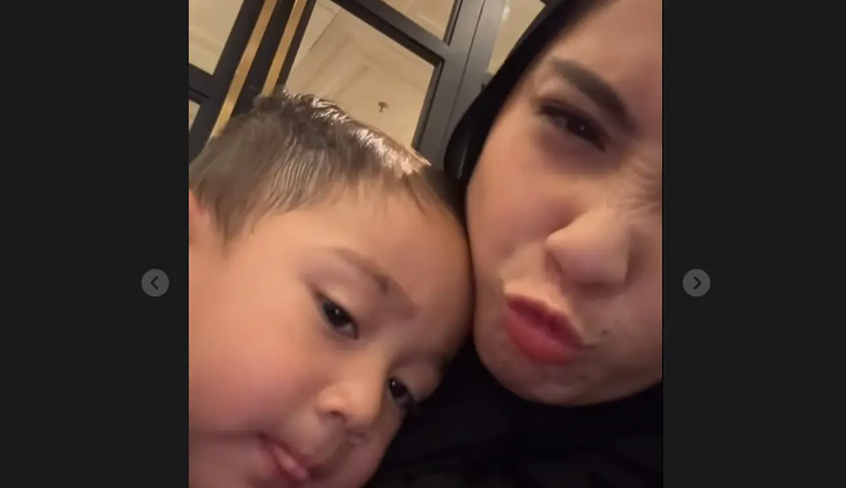 <p>Nagita berpose dengan ekspresi wajah lucu bersama anak bungsunya. Tampaknya dia memang senang mengenakan pasmina. Warganet mendoakan agar dia istikamah.&nbsp;(Foto: Instagram/ raffinagita1717)</p>