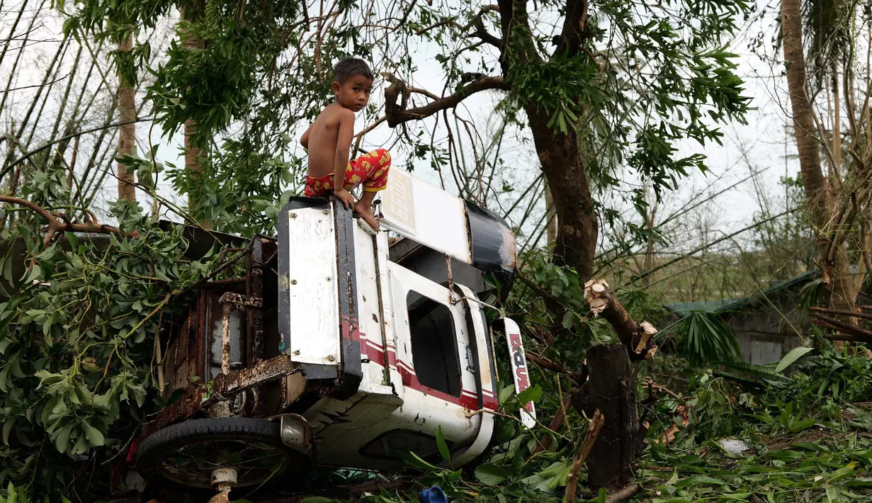 Yinxing menjadi badai ketiga dalam waktu kurang dari sebulan yang menerjang Filipina setelah badai tropis Trami dan topan super Kong-rey. (John DIMAIN/AFP)